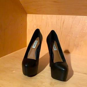 Steve Madden Black Pumps